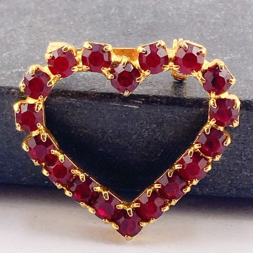 VINTAGE Small dark red rhinestone and gold tone metal heart brooch 50s 60s pin